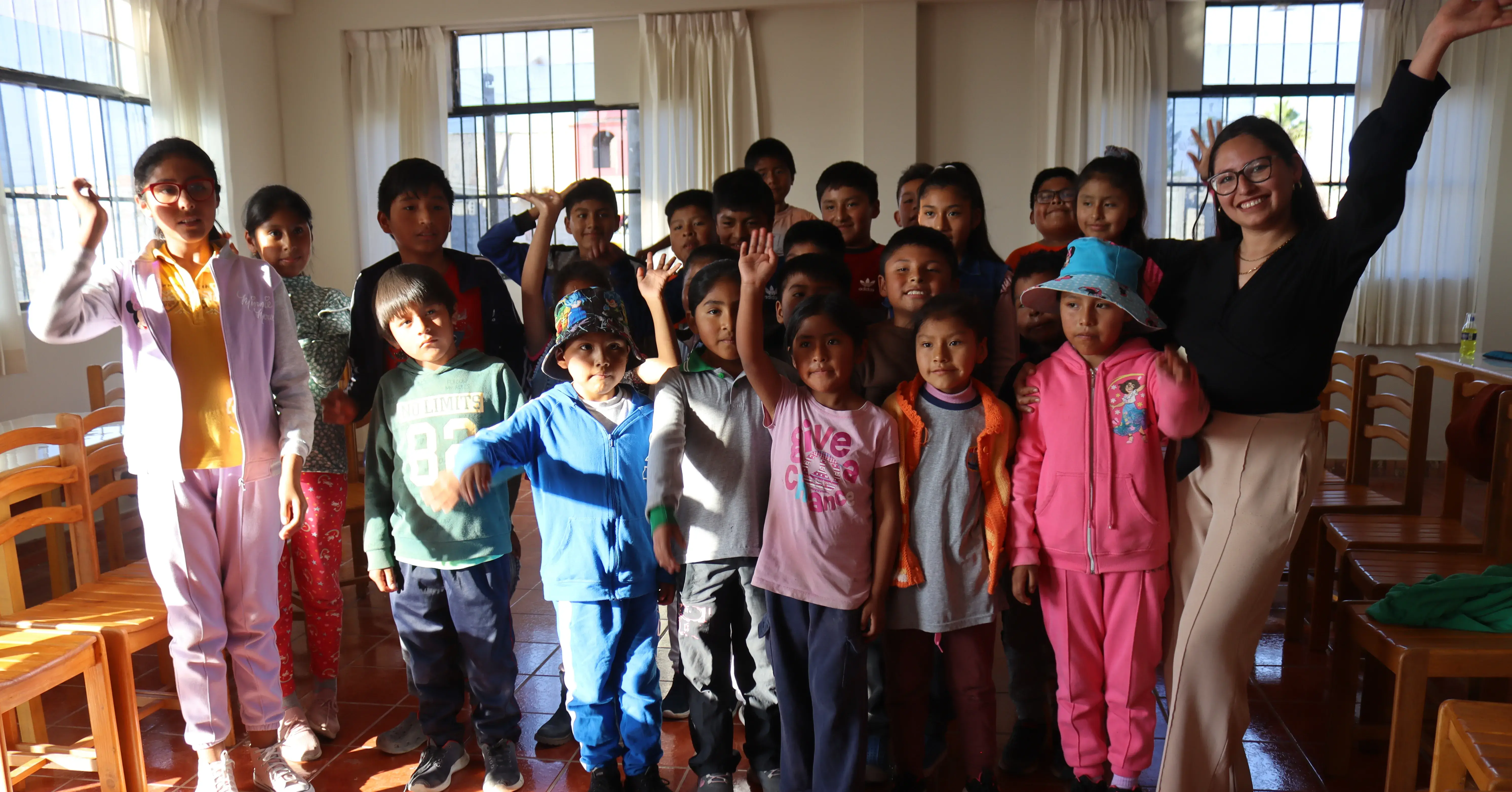 Foto grupal niños de proyecto "Casitas"
