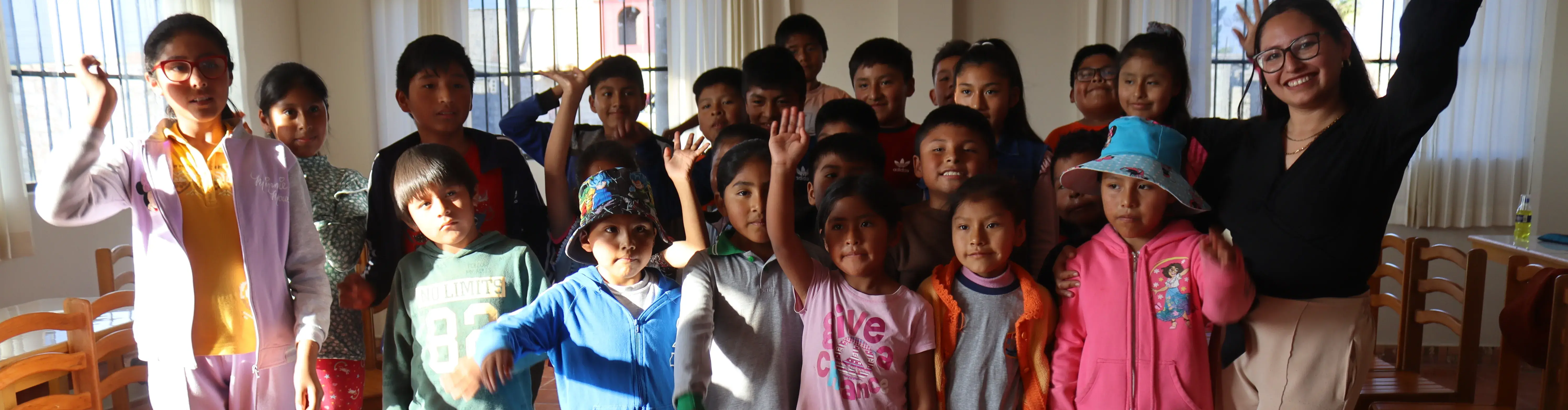 Foto grupal niños de proyecto "Casitas"