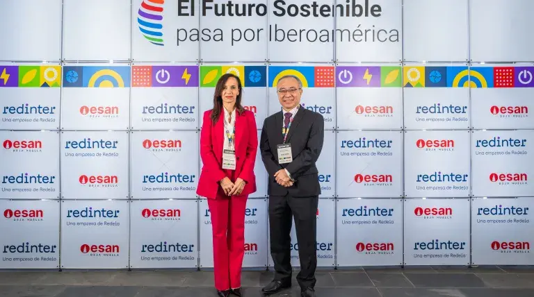 Beatriz Corredor, Presidenta de Redeia junto a Jaime Serida, Rector de ESAN